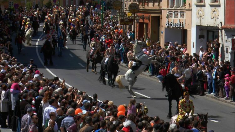 Cel mai cunoscut eveniment tradițional al Junilor este „Ziua de călări” sau „Coborârea în Cetate” cum mai este cunoscută defilarea călare a cetelor de juni prin Șchei, dar și pe străzile cetății Brașovului.